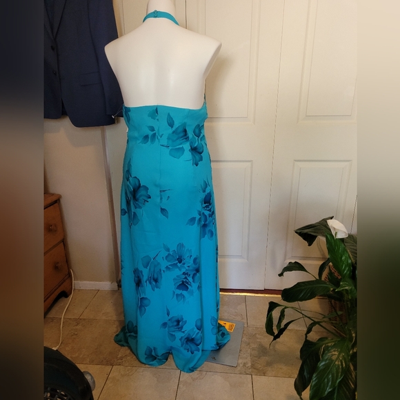 Halter gown with matching shawl - Picture 3 of 7